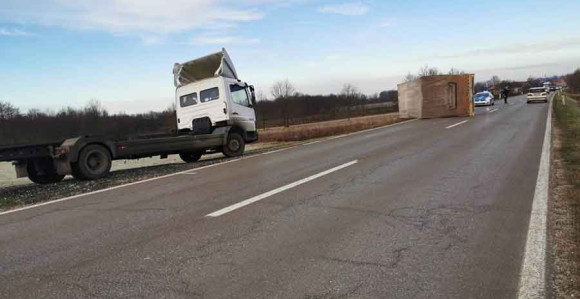 S kamiona pao veliki sanduk i ostao na ulici