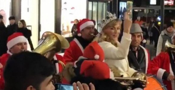 Sneki đuskala na sred Knez Mihailove sa trubačima i Deda Mrazom!