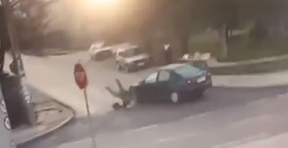 Šokantan video iz Bileće: Pješaka "pokupio" pasat