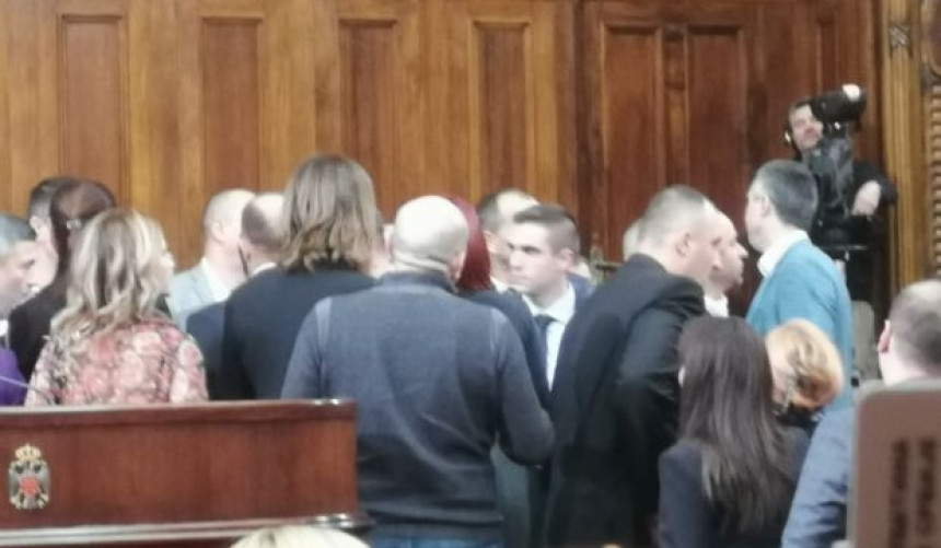 Obradović ušao i izazvao haos u Skupštini Srbije