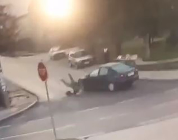 Šokantan video iz Bileće: Pješaka "pokupio" pasat