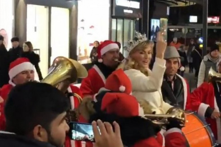 Sneki đuskala na sred Knez Mihailove sa trubačima i Deda Mrazom!