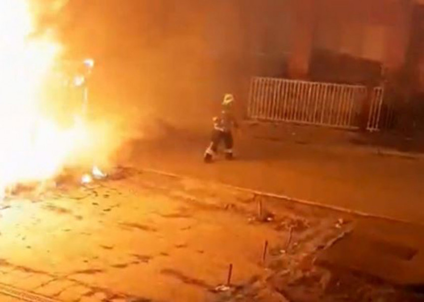 У пожару потпуно уништен напуштени објекат у Тузли