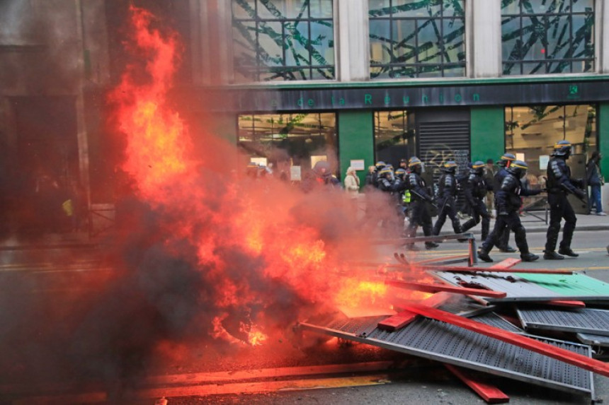 Демонстранати на улицама Париза 24. дан заредом