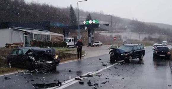 Težak sudar: Povrijeđene tri osobe na petlji Lašva