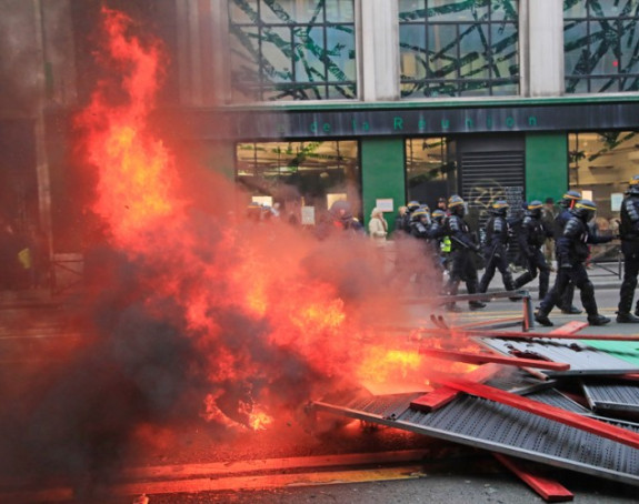 Демонстранати на улицама Париза 24. дан заредом