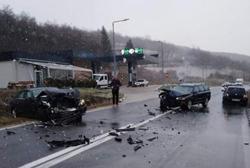 Težak sudar: Povrijeđene tri osobe na petlji Lašva