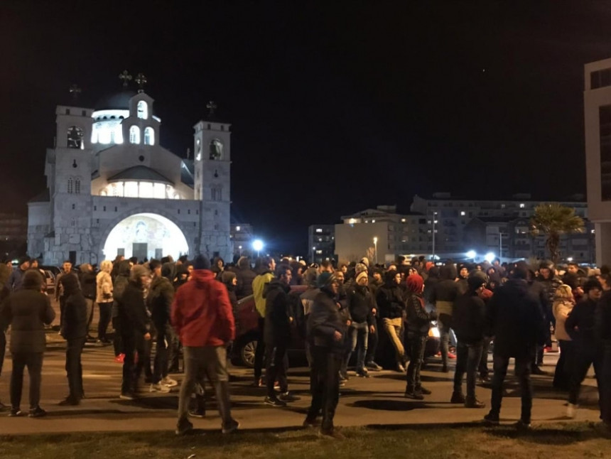 Podgorica: Lete suzavci i kamenice