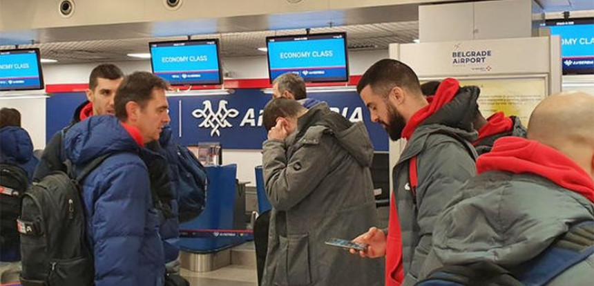Košarkaši Zvezde napustili avion pred put u Podgoricu
