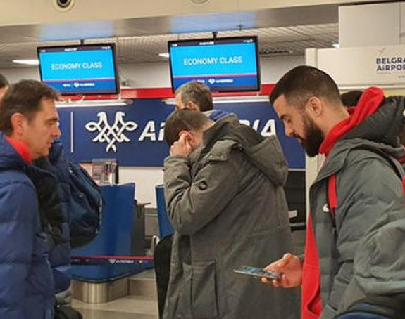 Košarkaši Zvezde napustili avion pred put u Podgoricu