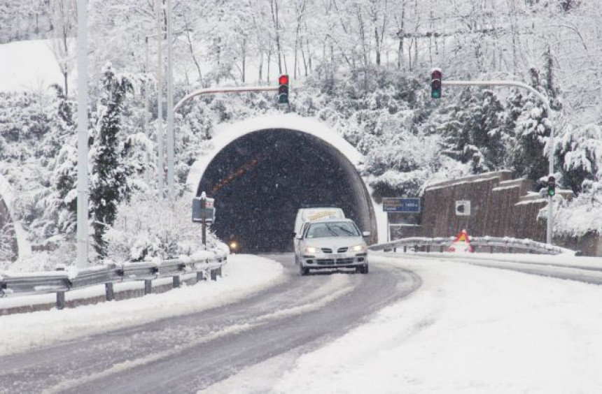 Snijeg paralisao Grčku, putevi i luke zatvoreni