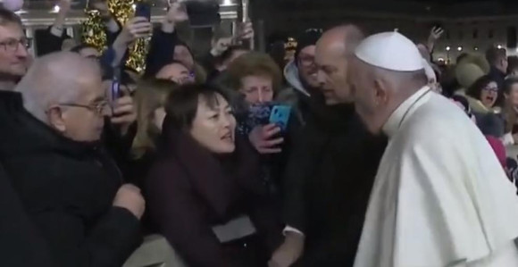 Папа Фрањо је побјеснио на једну жену (ВИДЕО)
