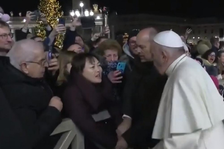 Papa Franjo je pobjesnio na jednu ženu (VIDEO)