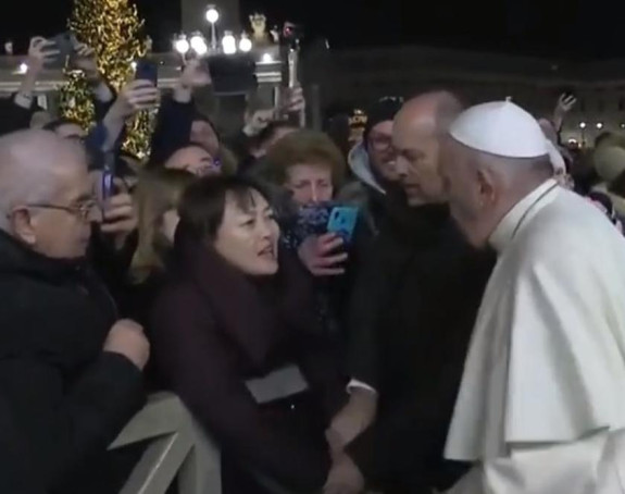 Папа Фрањо је побјеснио на једну жену (ВИДЕО)