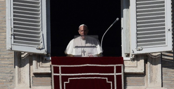 Папа се извинио јер је ударио жену по руци