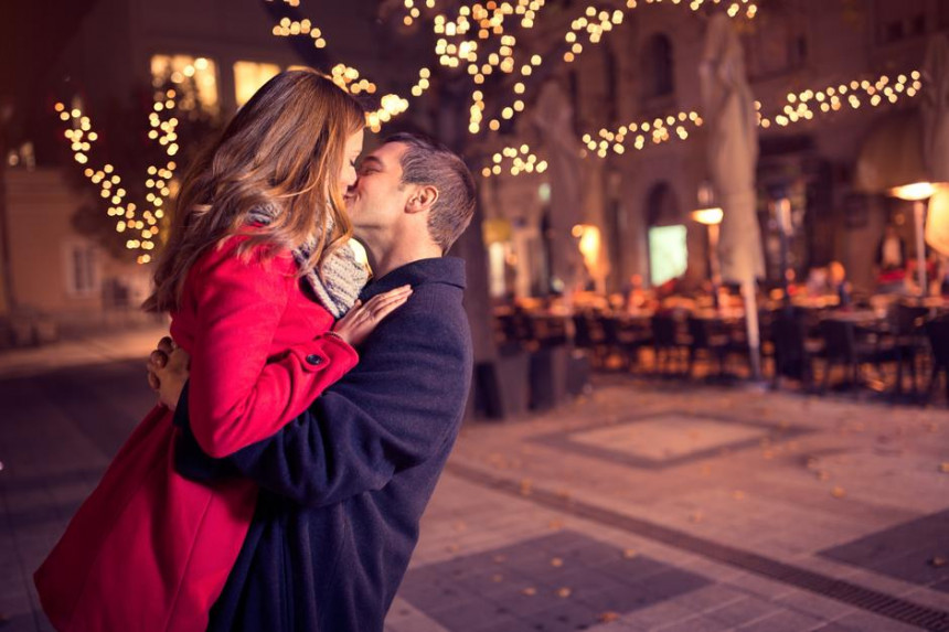 Од када траје традиција  новогодишњег пољупца у поноћ!?