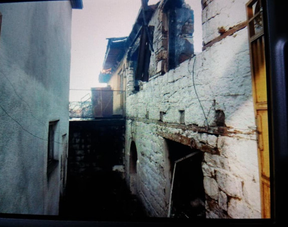 Zapaljena srpska kuća u Orahovcu, požar se proširio