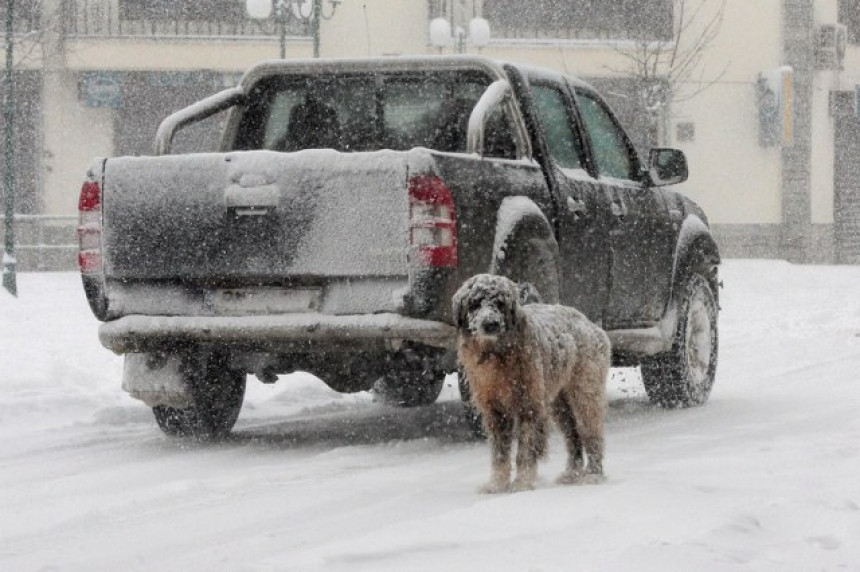 Snijeg "smijenio" saobraćajnog komandira u Atini