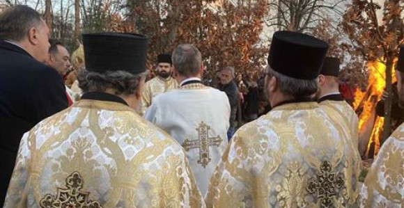 Naložen badnjak ispred Hrama Svetog Save u Beogradu