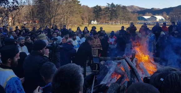 Paljenje badnjaka na Cetinju, hiljade vernika ispred manastira