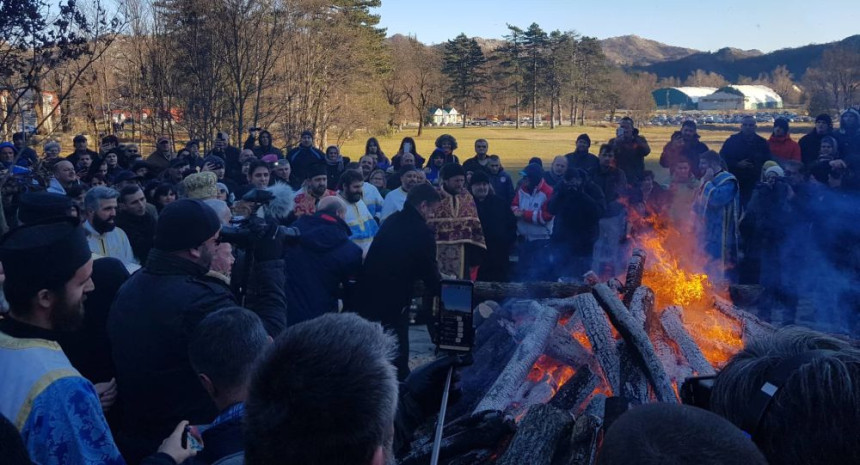 Paljenje badnjaka na Cetinju, hiljade vernika ispred manastira