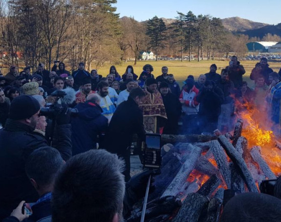 Paljenje badnjaka na Cetinju, hiljade vernika ispred manastira