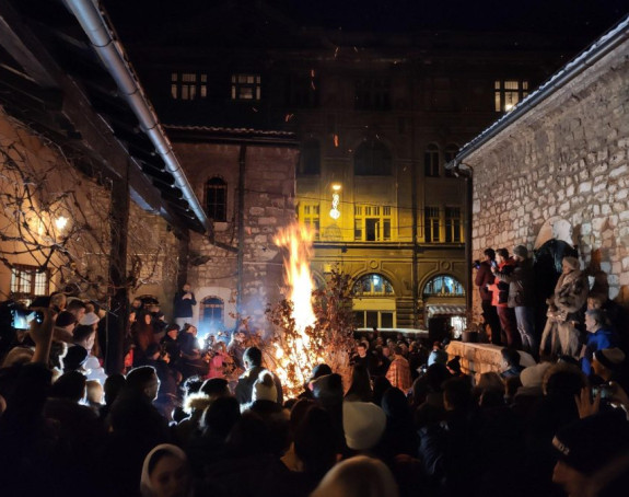 Вјерници у Сарајеву вечерас запалили бадњак