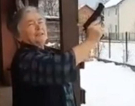 Baka sa Romanije hit ovog Božića, evo kako je čestitala!