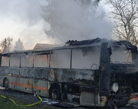 У Хрватској јутрос изгорио школски аутобус