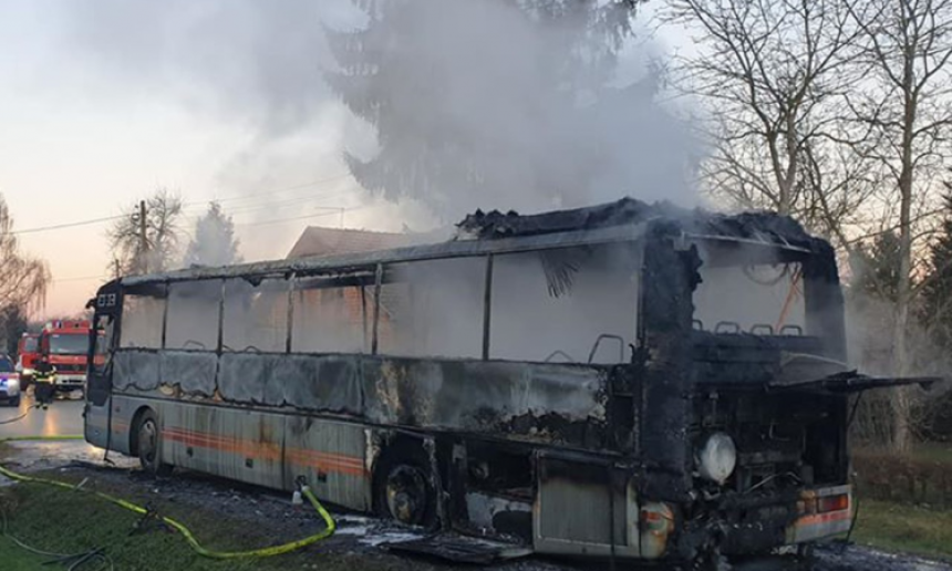 У Хрватској јутрос изгорио школски аутобус