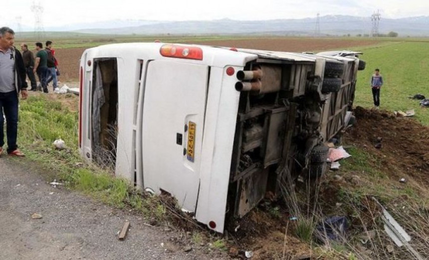 Autobus sletio s puta, poginulo 19 ljudi