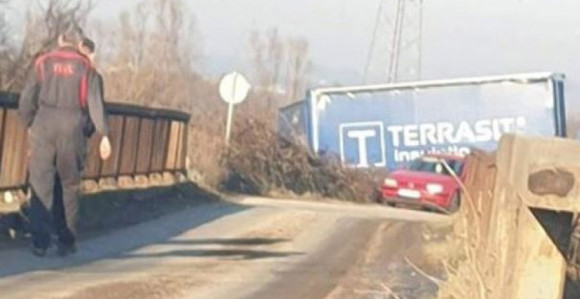 Tuzla: Kamion se popriječio na putu
