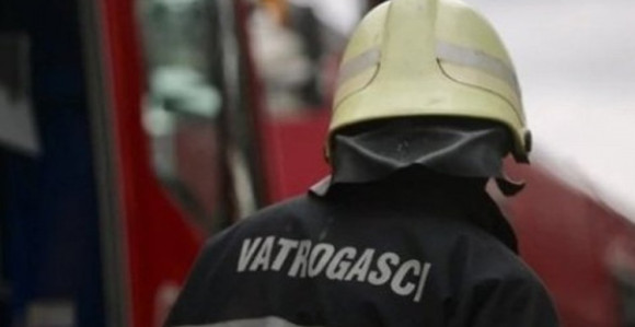 Vatra zahvatila parkirani bager i kamion