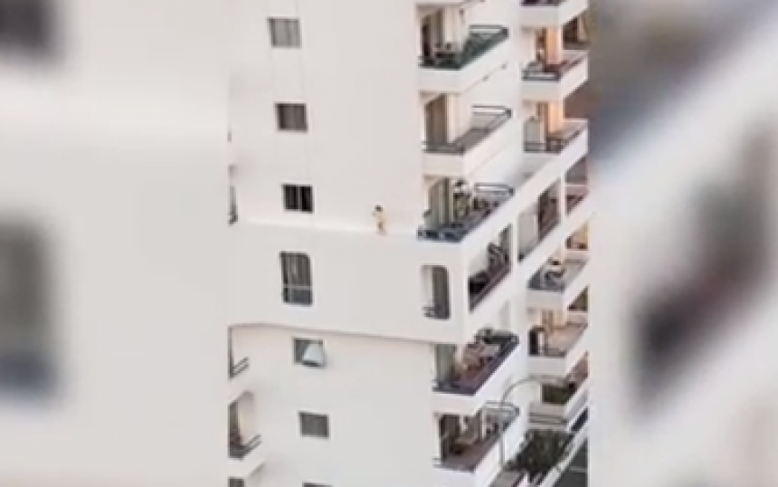 Španija: Dijete hodalo po ivici zgrade (VIDEO)