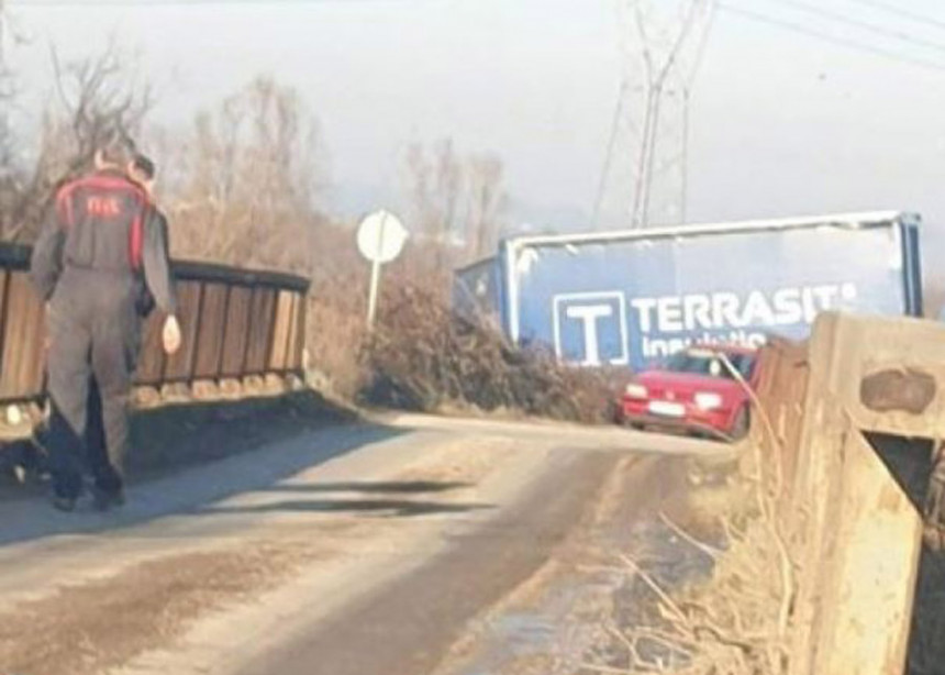 Тузла: Камион се попријечио на путу
