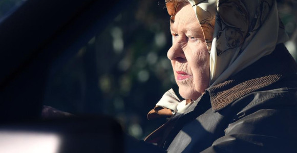 Prve fotografije kraljice Elizabete posle skandala,besna kao ris!