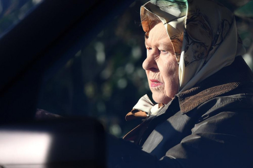 Prve fotografije kraljice Elizabete posle skandala,besna kao ris!