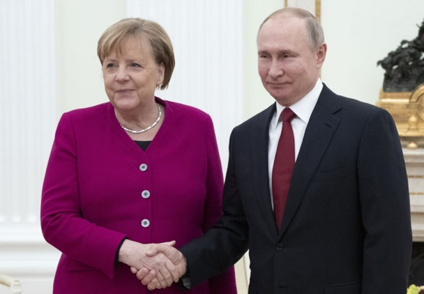 Ево о чему су причали Путин и Меркелова