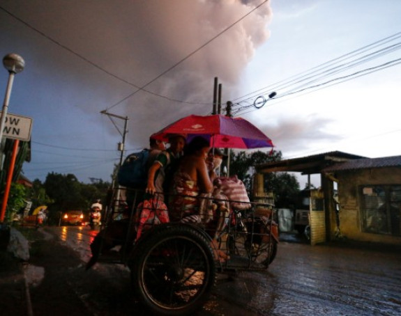 Обустављени летови због ерупције вулкана