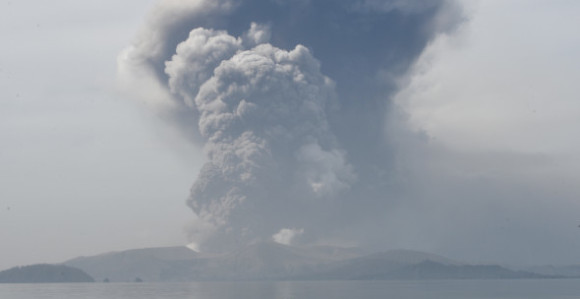 Прорадио вулкан на Филипинима, људи евакуисани