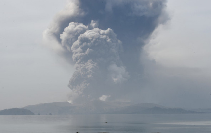 Proradio vulkan na Filipinima, ljudi evakuisani