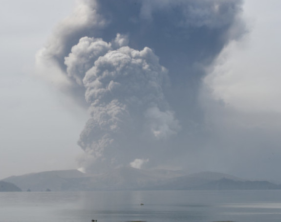 Прорадио вулкан на Филипинима, људи евакуисани