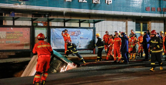 Отворила се рупа насред улице и прогутала аутобус