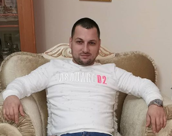 Još jedan pevač fizički napadnut na nastupu, razbili mu glavu!