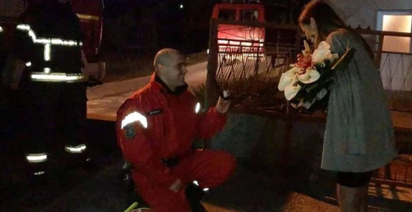 Ovaj vatrogasac pokazao i da je romantičan