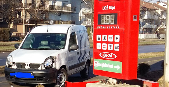 Аутом ударио у пано бензинске пумпе у Бањалуци