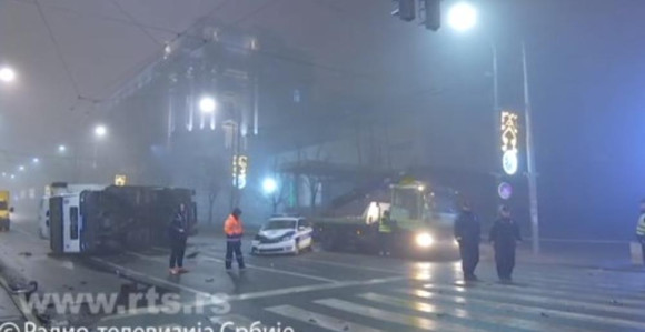 Beograd: Kamion se prevrnuo kod zgrade Vlade