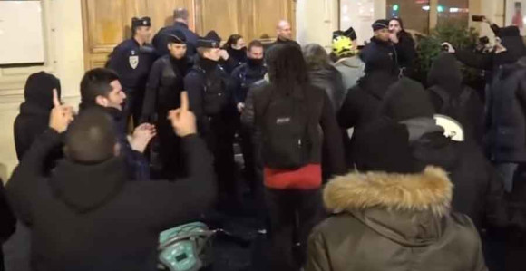 Демонстранти против Емануела Макрона у Паризу