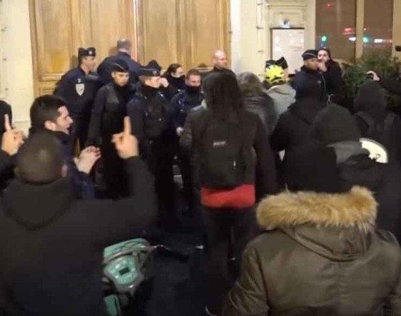 Демонстранти против Емануела Макрона у Паризу