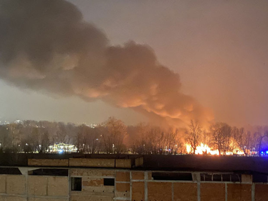 Izgorio splav na Savi, nema povrijeđenih (FOTO)